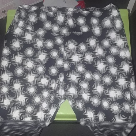 LuLaRoe 3 different color Yoga pants/Leggings - Picture 3 of 5